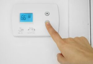 Setting digital thermostat temperature
